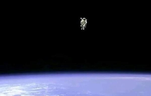 McCandless untethered SpaceWalk